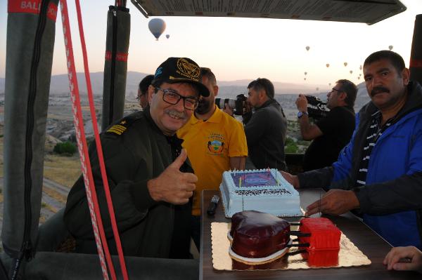 Kapadokya’nın ilk balon pilotu, 35’inci yılını gökyüzünde pasta keserek kutladı