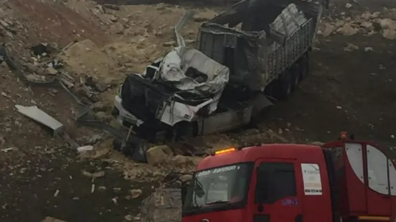 Şarampole devrilen TIR'ın şoförü hayatını kaybetti