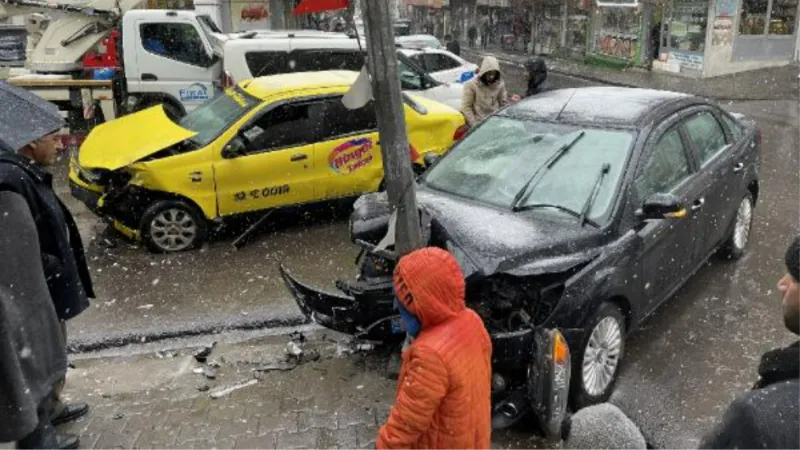 Taksiyle çarpışan otomobil, aydınlatma direğine çarptı: 3 yaralı 
