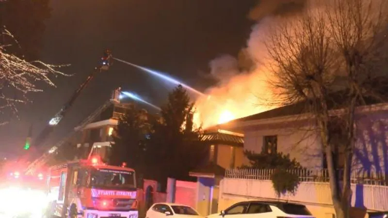 Üsküdar’da 2 katlı binanın çatısı alev alev yanarak kül oldu