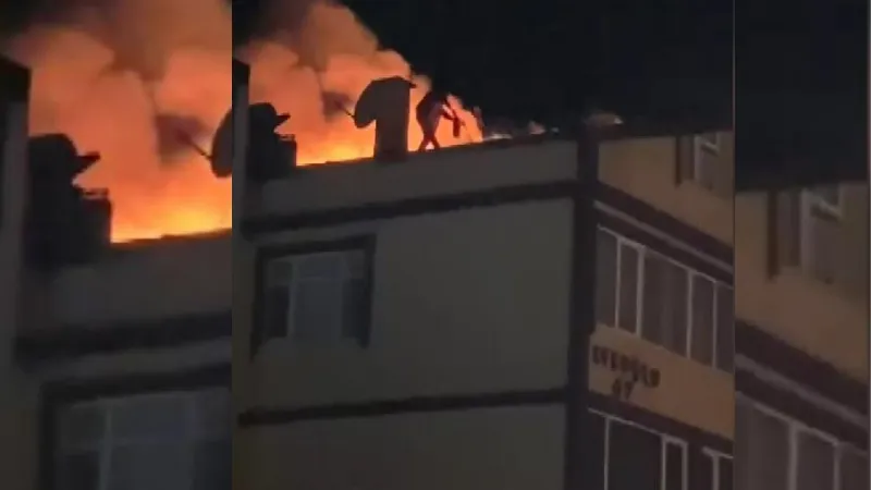 Arnavutköy'de bina sakinleri çatıya çıkıp yangına müdahale etti