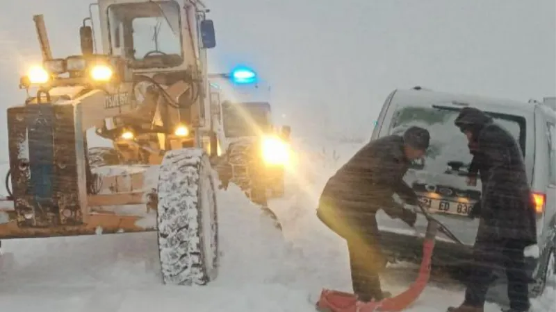 Özalp'te kamyon yan yattı, Saray'da 10 araç yolda kaldı