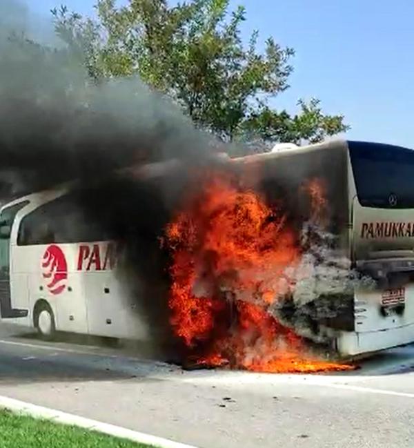 Denizli'de yolcu otobüsü, alev alev yandı
