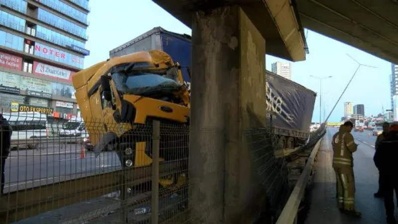 Pendik'te TIR üst geçide çarptı: 1 yaralı 