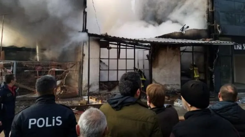 Bursa'da iş yeri yangını, mobilya imalathanelerine sıçradı