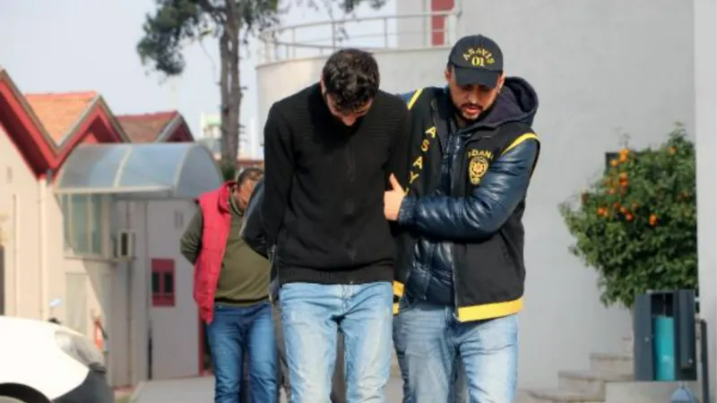 Suriyeli esnafı adliyeye yönlendirip, oğlundan para ve altınlarını alan dolandırıcılar yakalandı 
