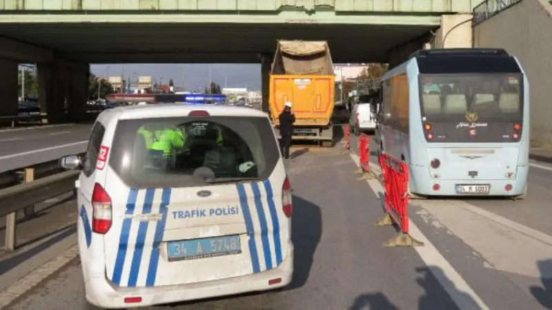 Tuzla'da hafriyat kamyonunun açılan damperi köprüye çarptı; şoför yaralandı