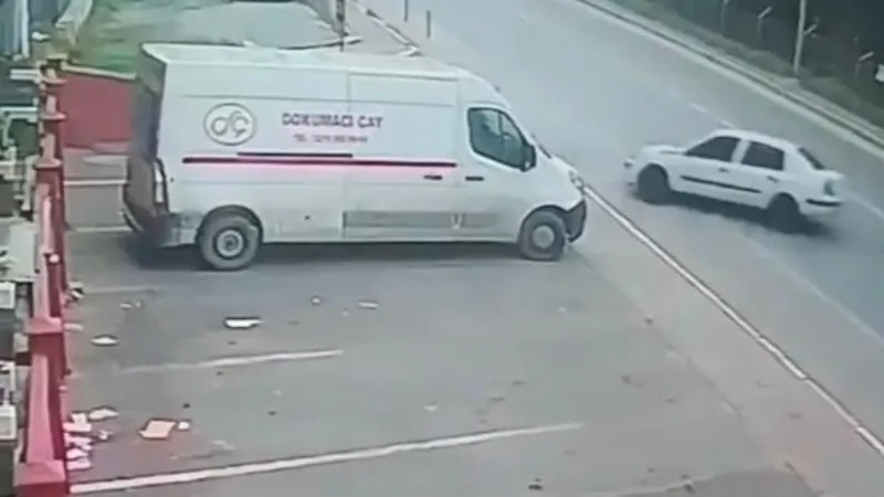 Sultanbeyli’de 3 kişinin yaralandığı kaza kamerada 