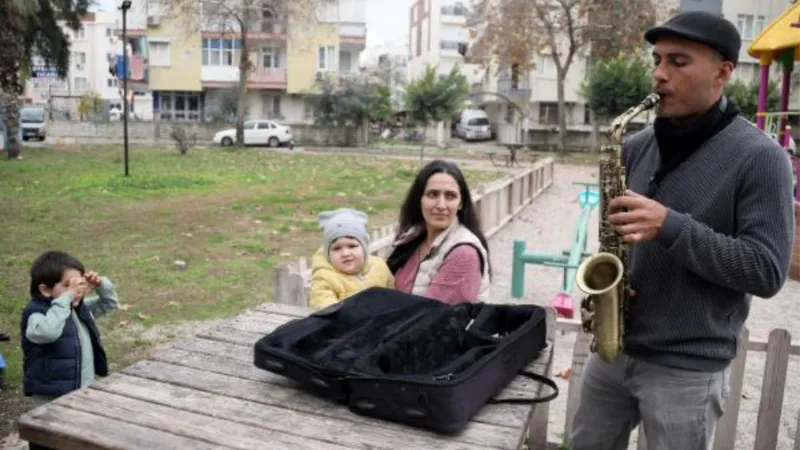 'Ekmek teknesi' çalınan Abbas'a yeni saksafon