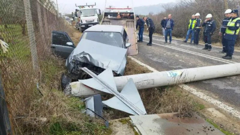 Otomobilin çarptığı elektrik direği devrildi, sürücü yaralandı