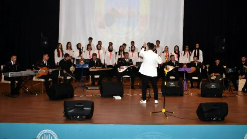 Bitlis'te jandarma ve öğrencilerden oluşan korodan konser