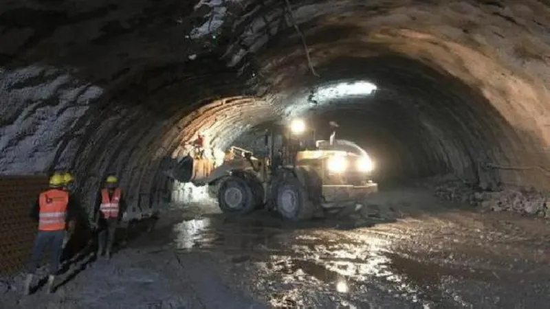 Kop Dağı'nda yapımı süren tünelde göçük; 5 yaralı