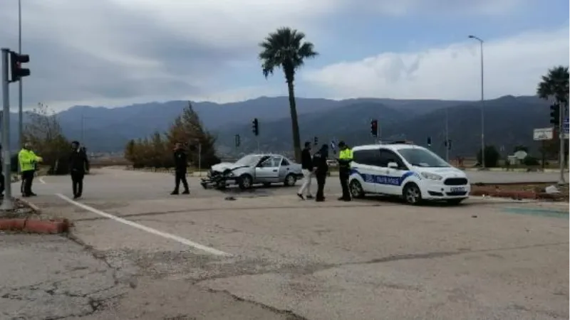 Gaziantep'te cenaze aracı ile otomobil çarpıştı: 3 yaralı