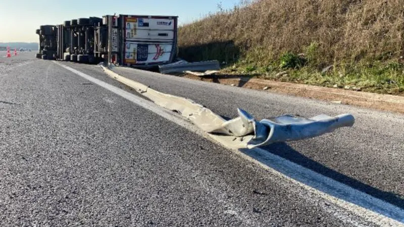 Kuzey Marmara Otoyolu'nda devrilen TIR'ın şoförü yaralandı