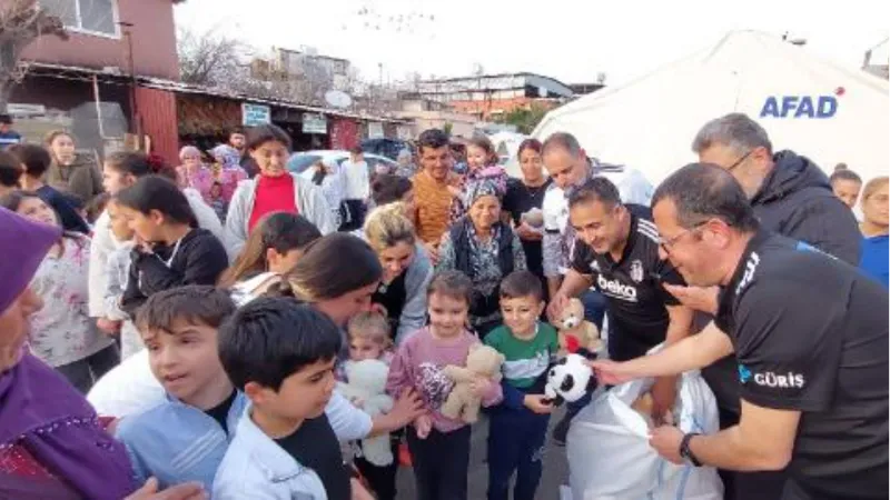 Beşiktaş tribünlerinden atılan oyuncaklar, İskenderun'a ulaştı