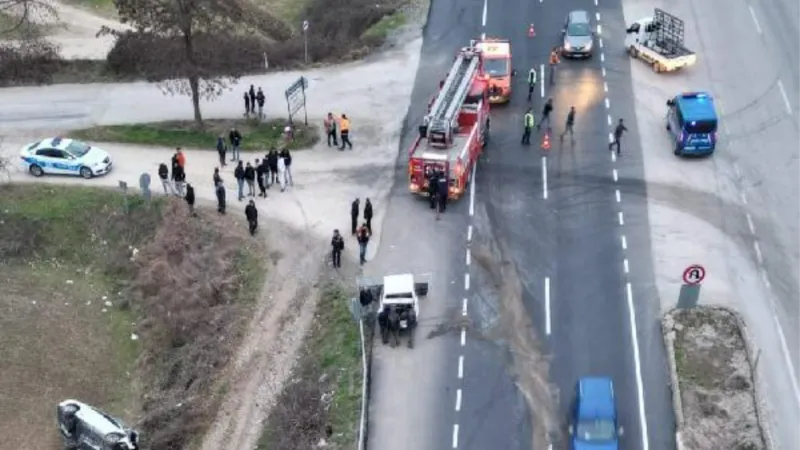 Kavşaktaki kazada otomobilin motor kısmı yola fırladı: 3 yaralı