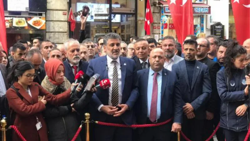 Milli Yol Partisi Genel Başkanı Çayır, Taksim'de patlamanın olduğu yere karanfil bıraktı