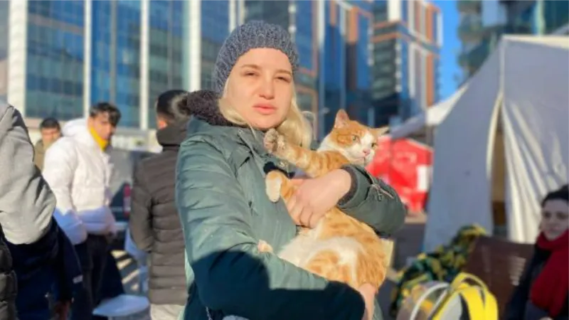 ‘Neva’ adlı kedi 72’nci saatte enkazdan çıktı, sahipleri abla kardeş aranıyor