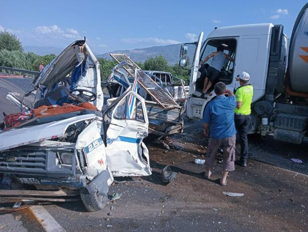 Arızalanan kamyonet zincirleme kazaya neden oldu: 3 yaralı