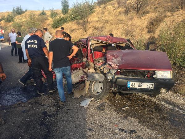 Kamyonet ile otomobil çarpıştı: 1 ölü, 4 yaralı