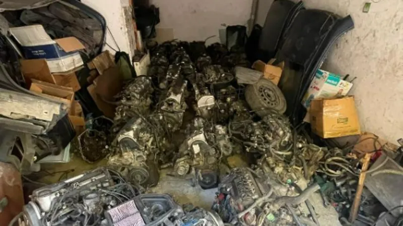 Bayrampaşa’da oto tamirhanede 13 kaçak araç motoru ele geçirildi
