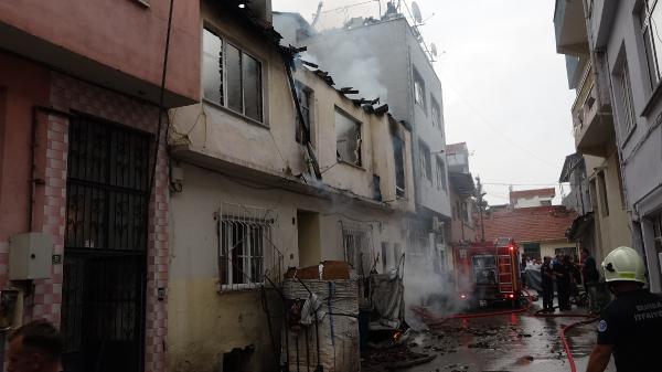 Yanan binada yaşayan oğluna ulaşamayan anne ağladı