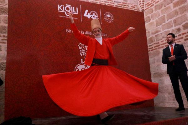 Edirne Kırmızısı Hasat Şenliği'nde 'kırmızılı' keman ve semazen gösterisi