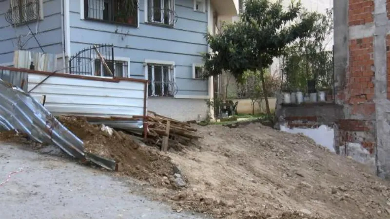 Bayrampaşa'da inşaat çalışması sırasında toprak kaydı, 4 katlı bina tahliye edildi