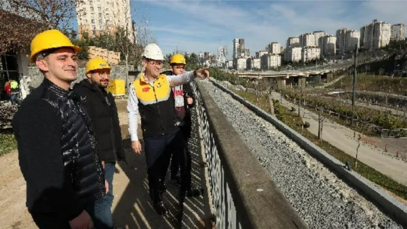 Başakşehir Belediye Başkanı Kartoğlu, gençlerle gençlik merkezini ziyaret etti