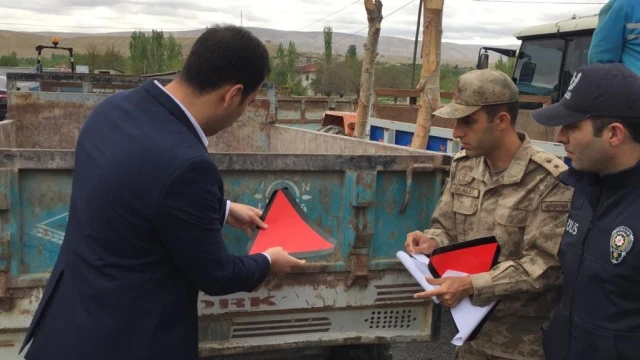 Darende’de sürücülere reflektör dağıtıldı