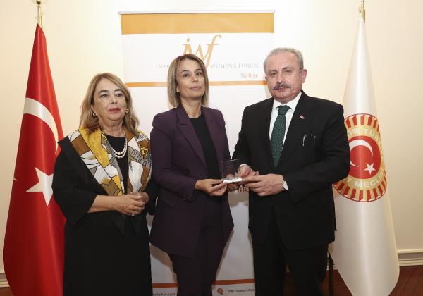 TBMM Başkanı Şentop, 'Karar Mekanizmalarında Kadın Liderler Projesi' ile Türkiye'de başarılı kadınlara ödüllerini verdi 
