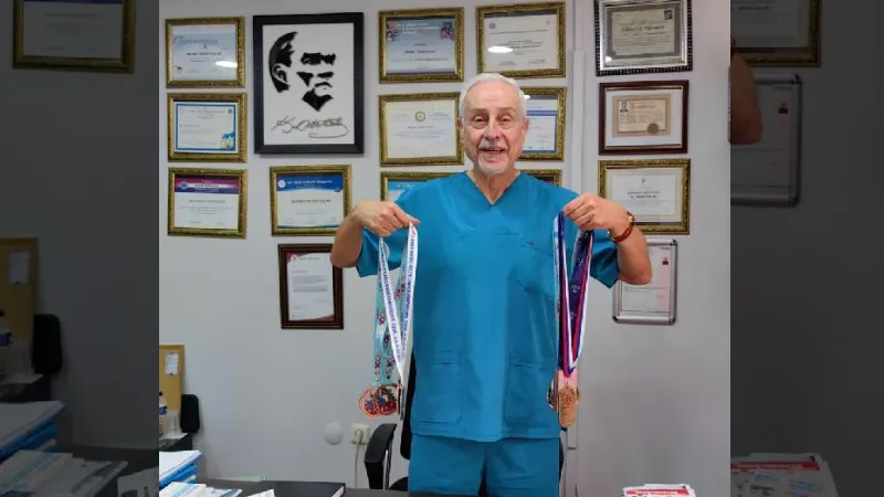 77 yaşındaki doktorun atletizmdeki 75'inci madalyası dünya ikinciliği oldu