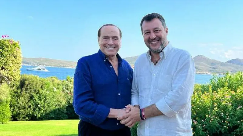 Eski İtalya Başbakanı Berlusconi hastaneye kaldırıldı