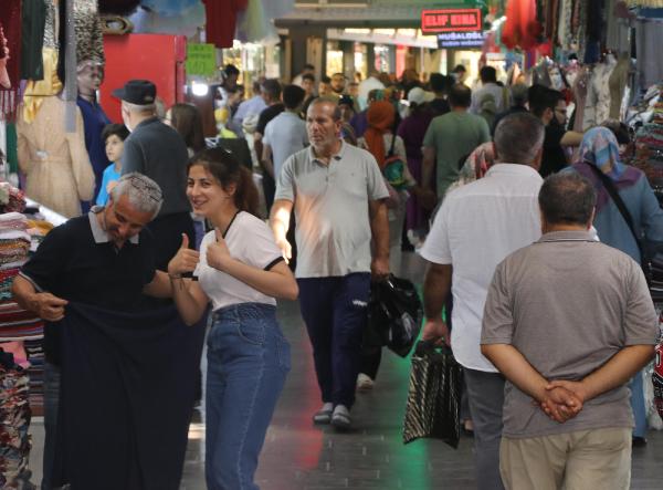 9 asırlık çarşıda gurbetçi yoğunluğu