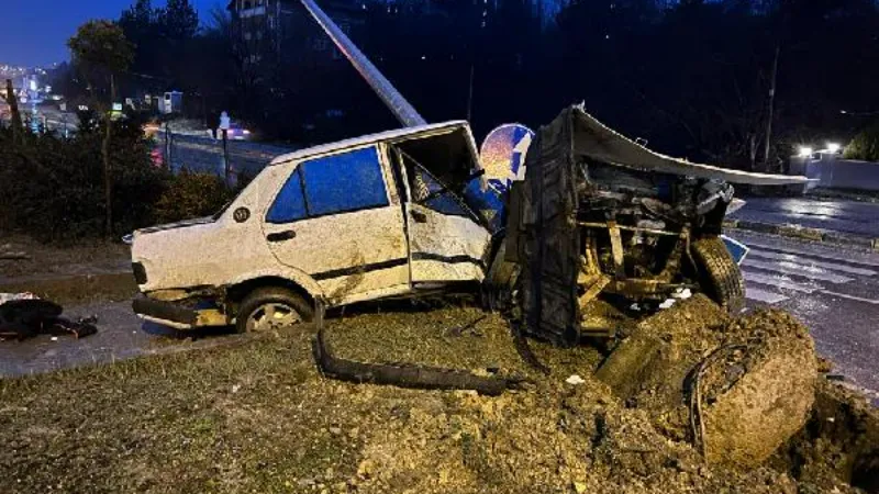 Aydınlatma direğine çarpan otomobil ikiye bölündü  