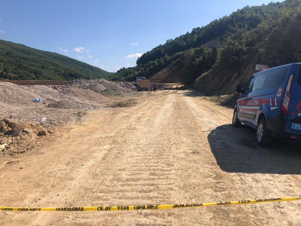Kamyondan dökülen dolgu malzemesinin altında kalan şoför öldü