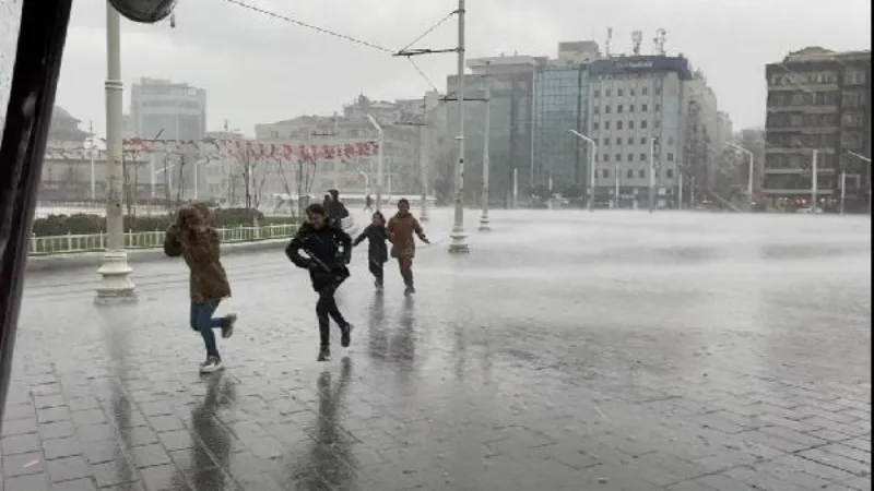 İstanbul'da fırtına ve sağanak yağış etkili oluyor 
