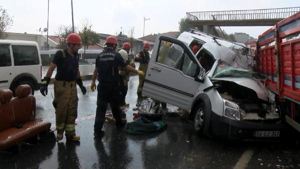 Büyükçekmece'de otomobil ile kamyonet çarpıştı:1 ölü, 1 yaralı