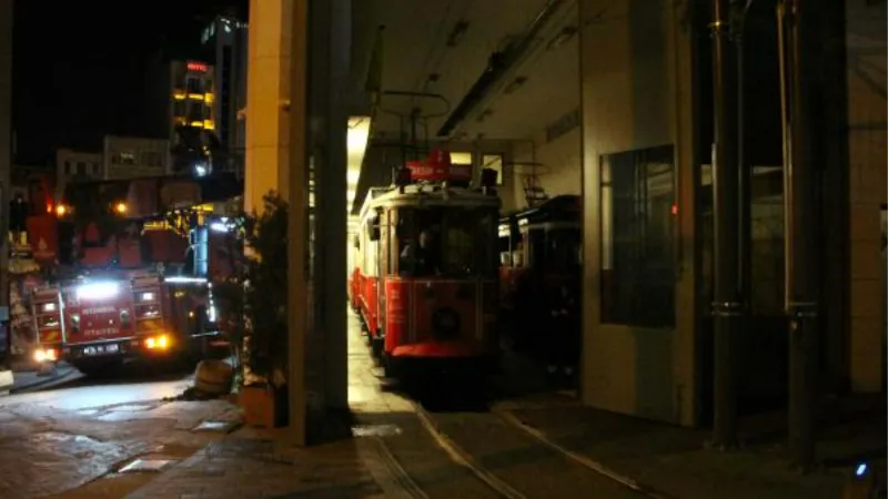 Taksim'de tramvay atölyesinde mahsur kalan iki görevli kurtarıldı