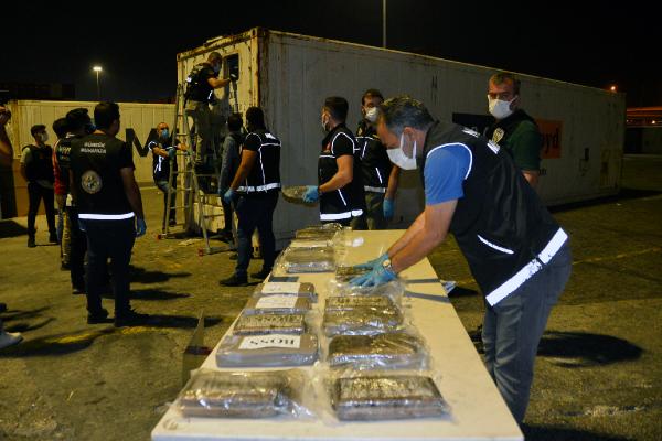 Mersin'de konteyner gemisindeki 48 kilo kokaine 3 tutuklama