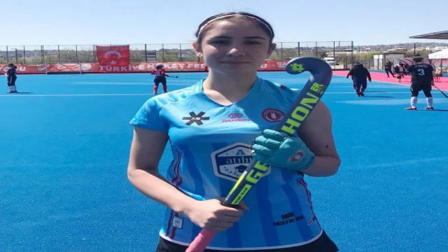 Denizli’nin ilk hokey sporcusu Ayşe tarihe geçti