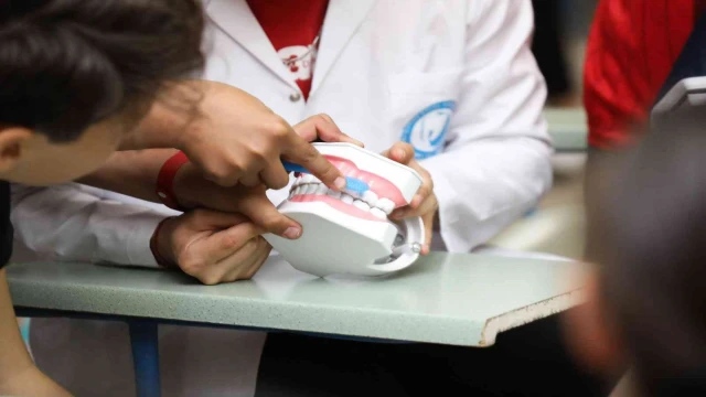DEÜ, Miniklere Diş Sağlığını Öğretiyor