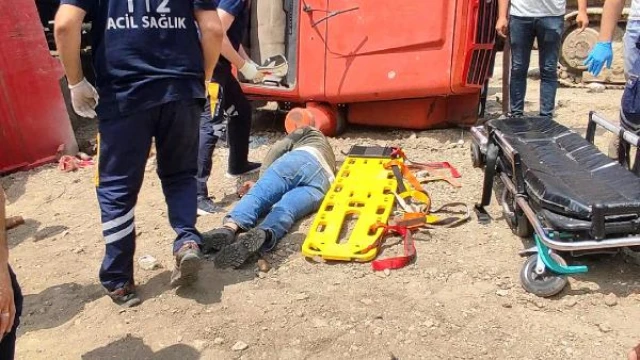 Devrilen hafriyat kamyonunun şoförü yaralandı