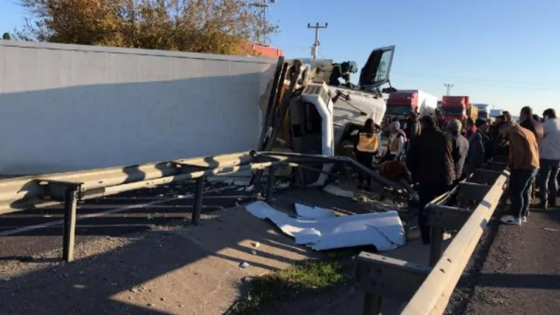 TIR, çocuğa çarpıp devrildi: 1 ölü, 1 ağır yaralı