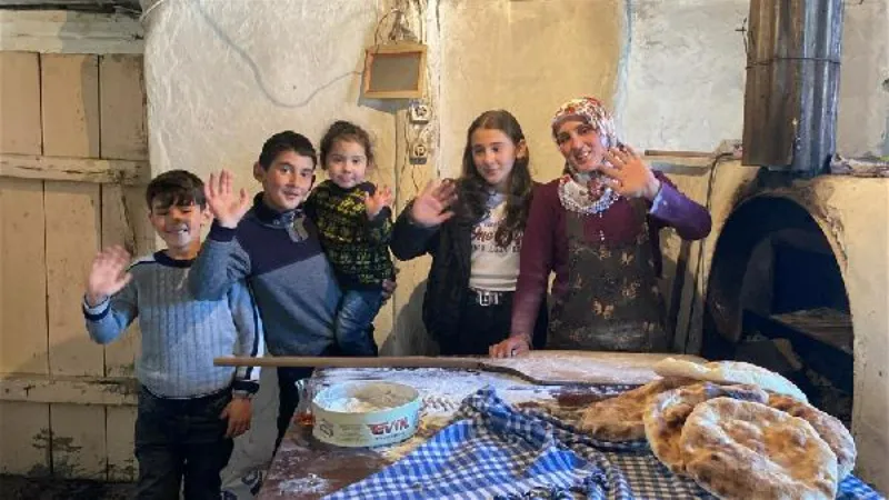 Kars'ta köyde yaşayan 4 çocuk annesi, İngilizce öğretmenliği hayali için YKS'ye hazırlanıyor