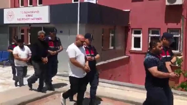 Düğünde rastgele ateş açan 4 kişiyi canlı yayın yakalattı