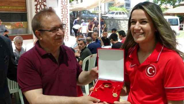 Dünya şampiyonu Akbaş’a bir altın da Başkan Kazgan’dan