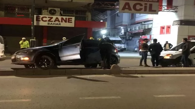 ’Dur’ ihtarına uymayan sürücü kaza yapıp refüje çıktı