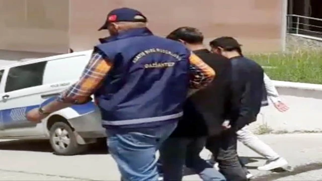 Durakta yolcunun telefonunu çalan 3 şüpheli tutuklandı