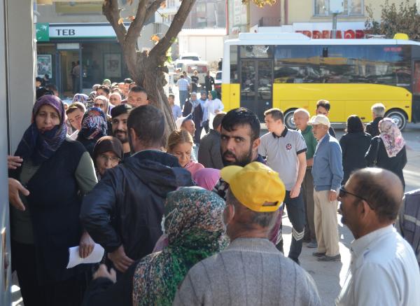 Aksaray'da bankaların önünde sosyal konut başvurusu kuyrukları oluştu